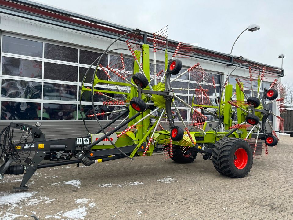 CLAAS LINER 4700 BUSINESS Schwader Vierkreiselschwader 4-Kreisel in Homberg