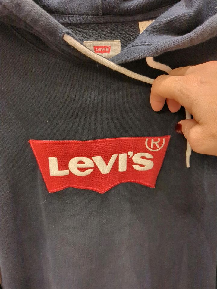 Kaputzenpulli Hoodie Levi's marineblau Gr. M in Affing