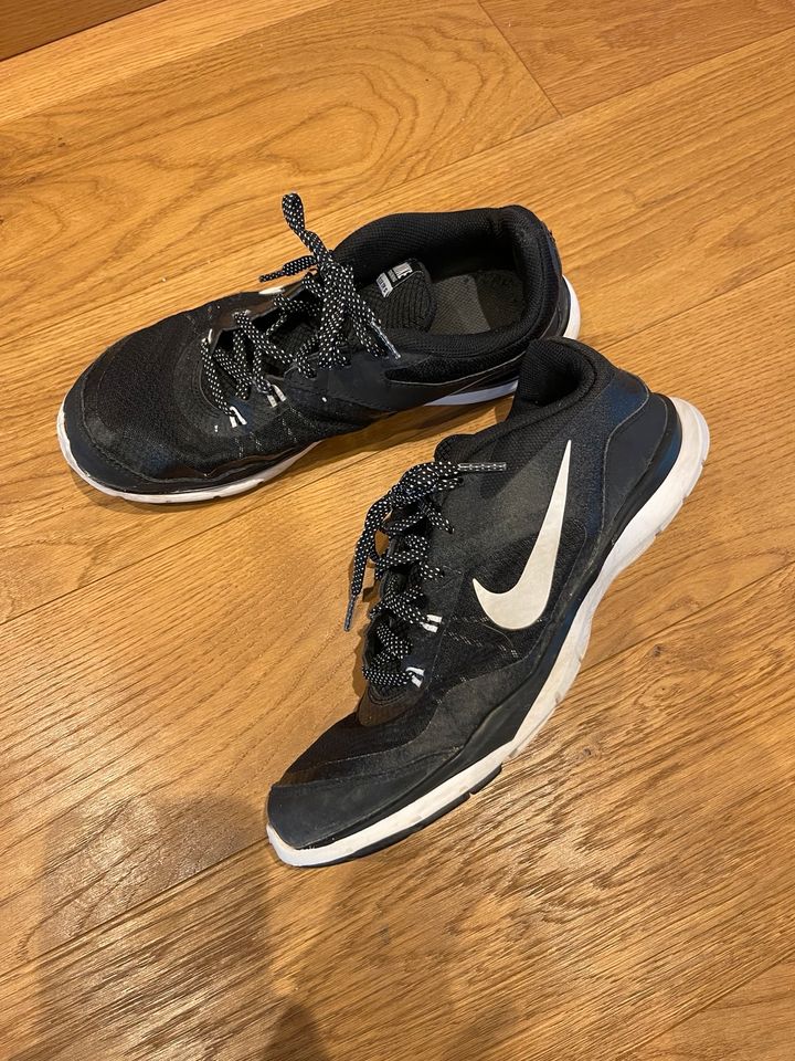 Nike sneaker 40,5 schwarz Flex TR 5 Damen in Untrasried