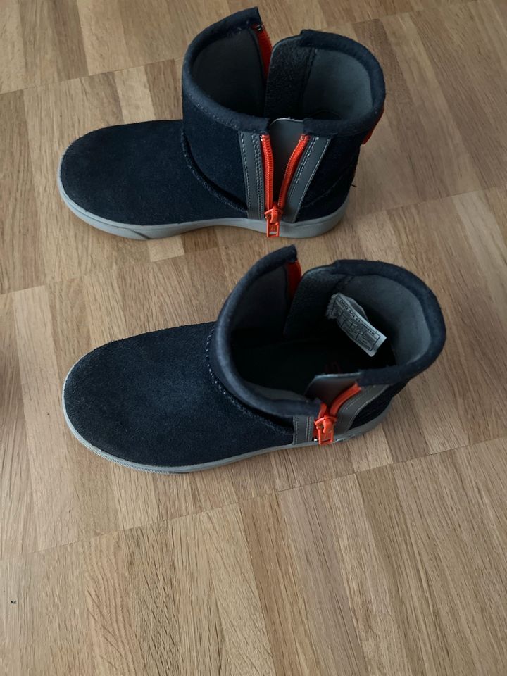 Ugg Jungen Stiefel 27,5 blau Wildleder in Düsseldorf