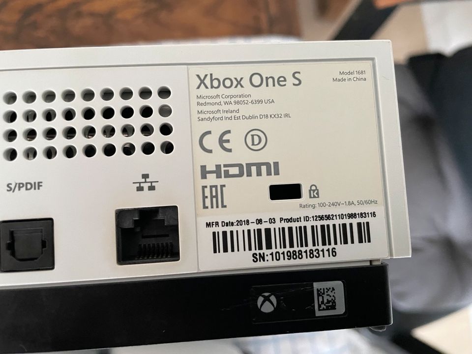 Xbox ONE S mit 2 Controllern und Fifa 14-2024 in Weilerswist