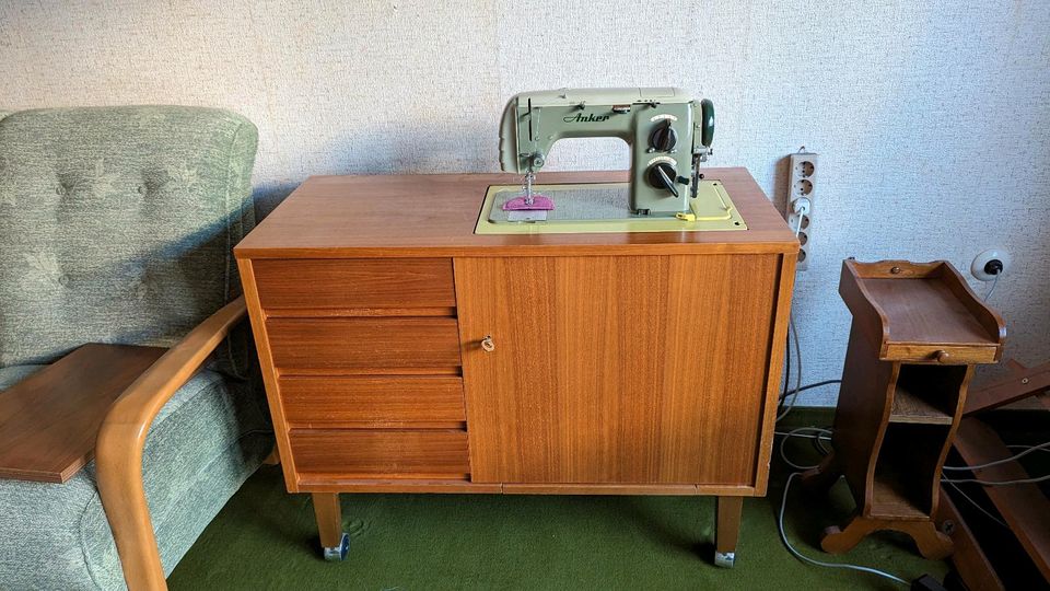 Retro Anker Nähmaschine im Schrank in München