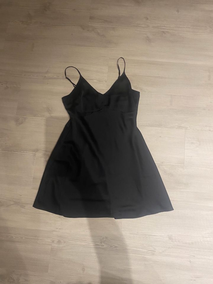 Schwarzes Kleid in Groß-Zimmern