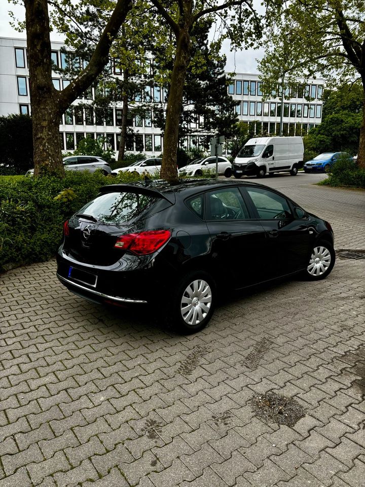 Opel Astra 1.4 Turbo // wenig Kilometer // TÜV in Bietigheim-Bissingen
