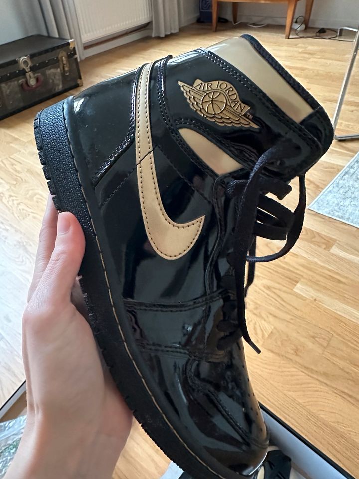 Jordan 1 Retro High Black Metallic Gold (2020) in Berlin