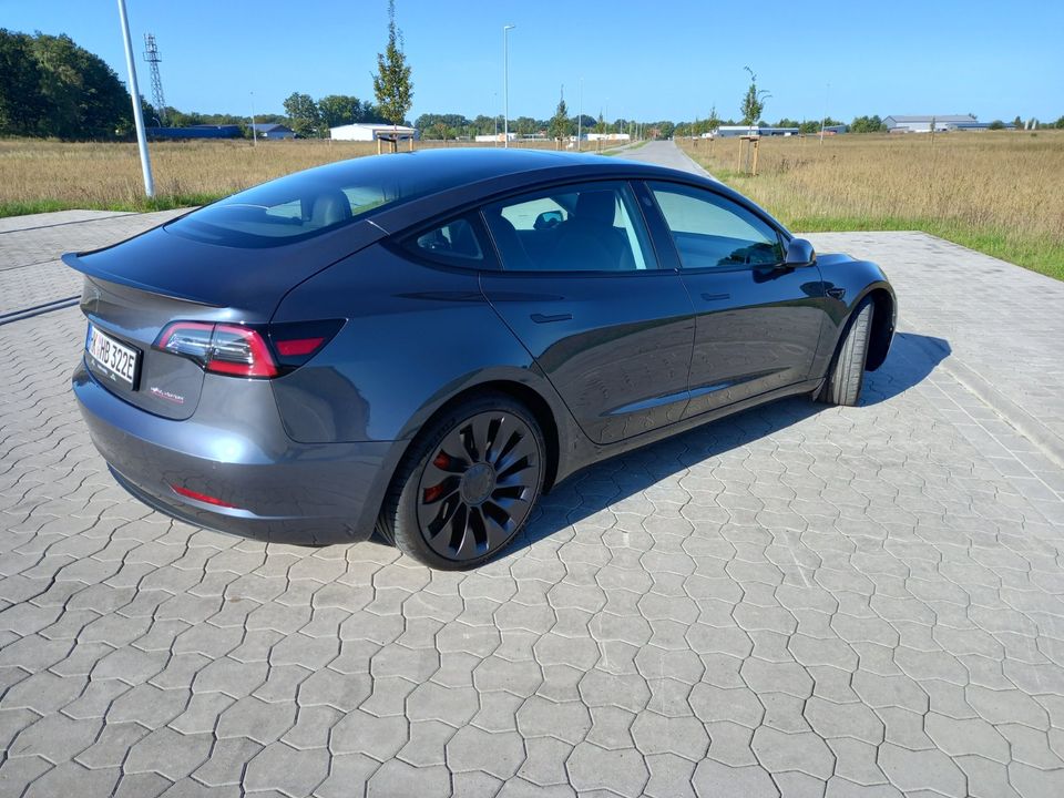 Tesla Model 3 Performance mieten - z.B. 24h inkl. 300 km für 199€ in Walsrode