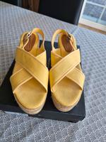 Tommy Hilfiger Sandalen, Gr.40, gelb Niedersachsen - Toppenstedt Vorschau