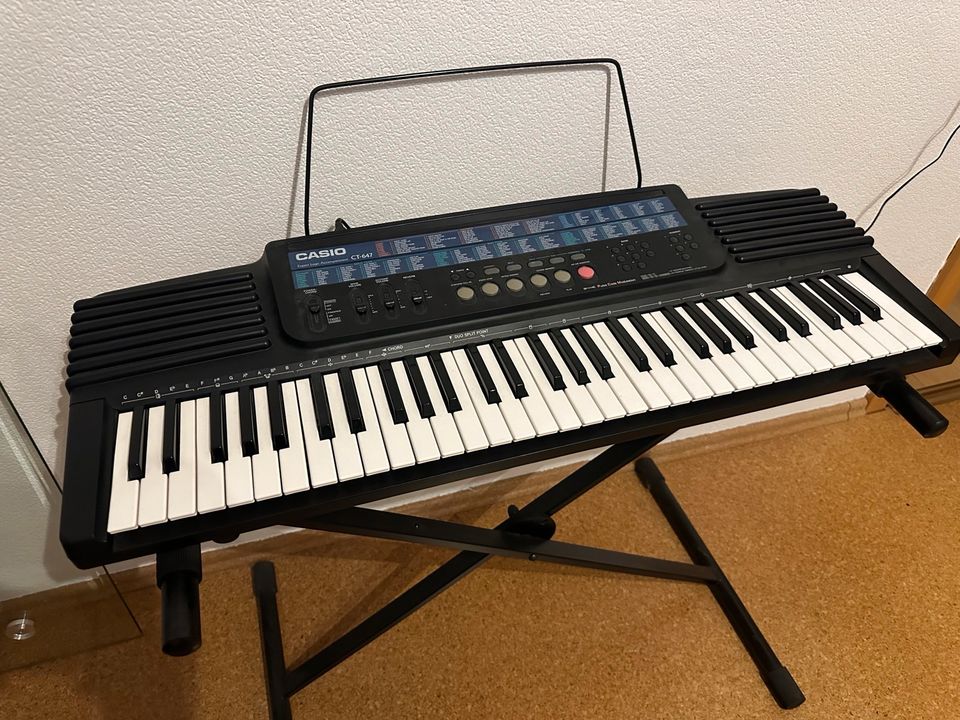 Keyboard Casio CT-647 inklusive Ständer in Iserlohn