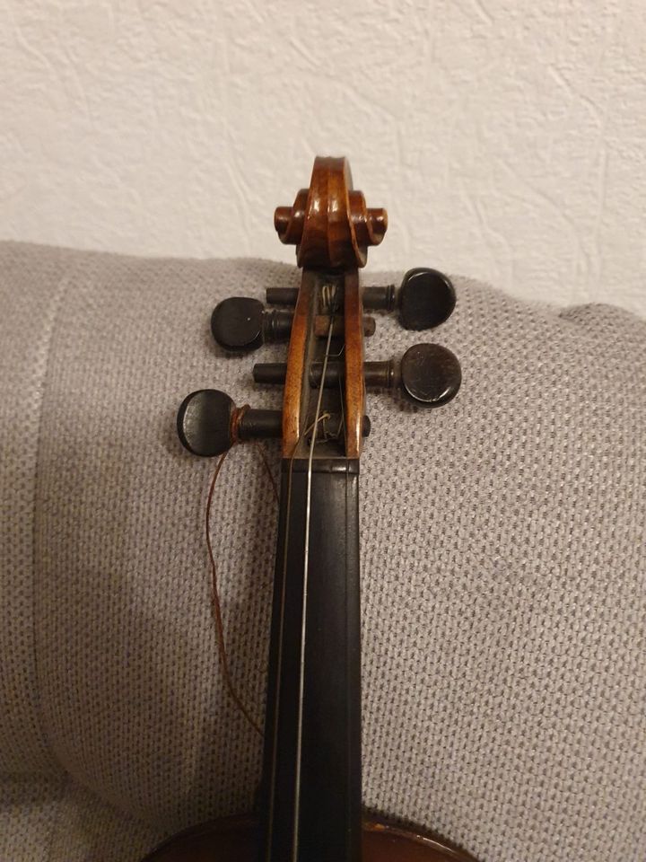 Antike Geige aus dem Vogtland vom Ende des 19.Jahrhundert in Löningen