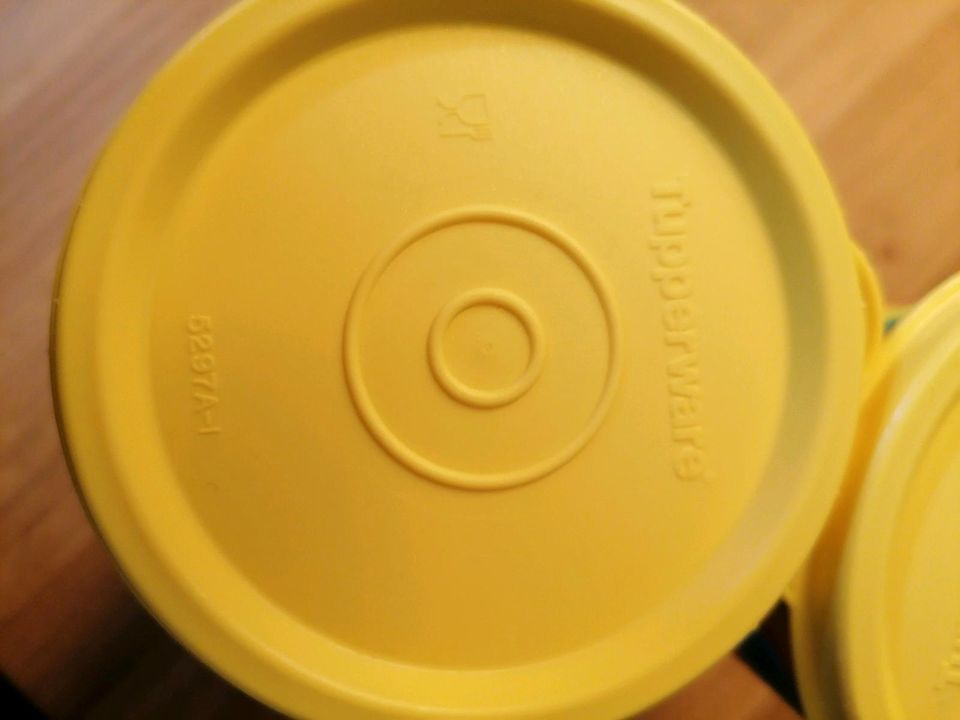 Tupperware Becher mit Hologramm in Felde