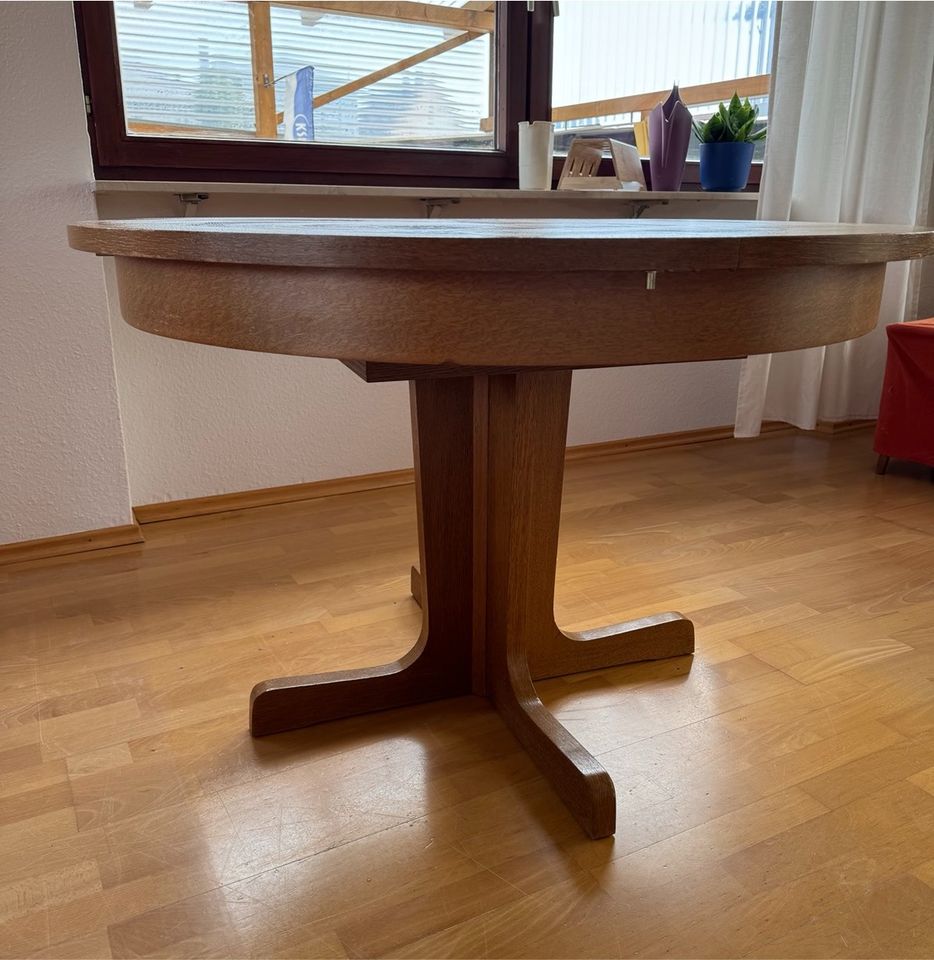 Runder ausziehbarer Holztisch in Karlsdorf-Neuthard