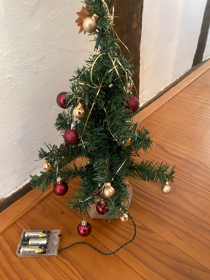 Kleiner künstlicher Tannenbaum mit Lichterkette in Westheim