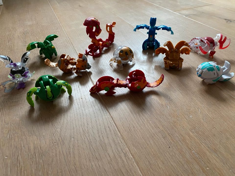 Bakugan Arena und 11 Bakugan Figuren in Weyhe