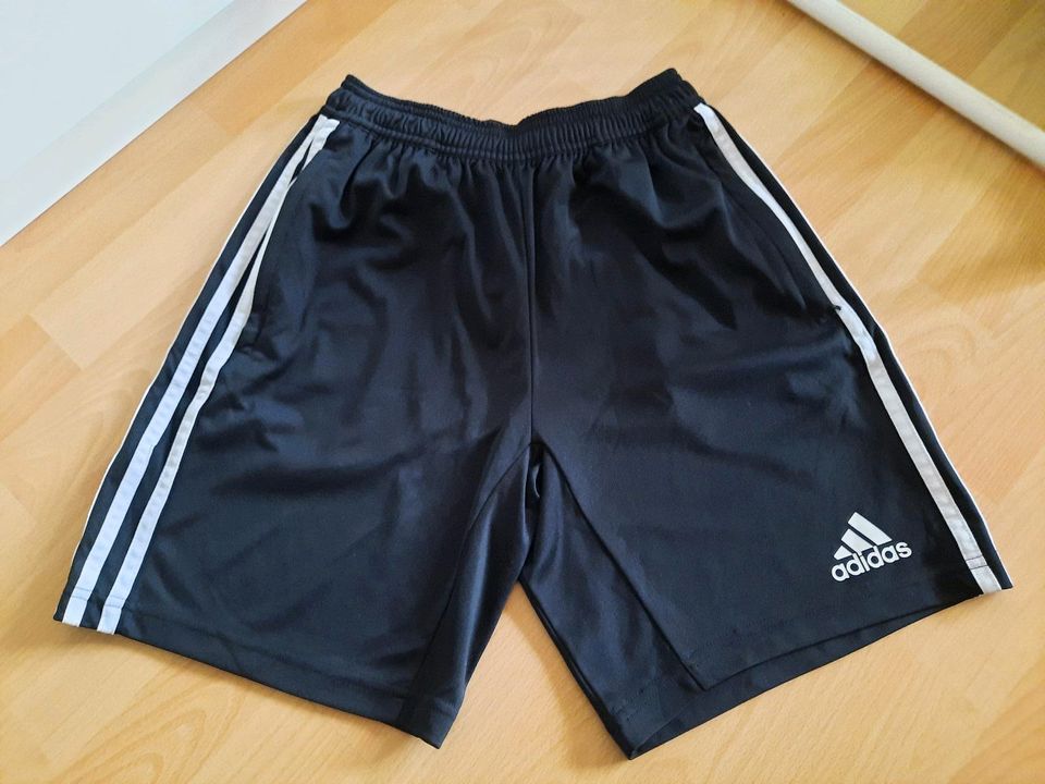 Adidas kurze Hose Sporthose Shorts Gr. 164 in Schallstadt