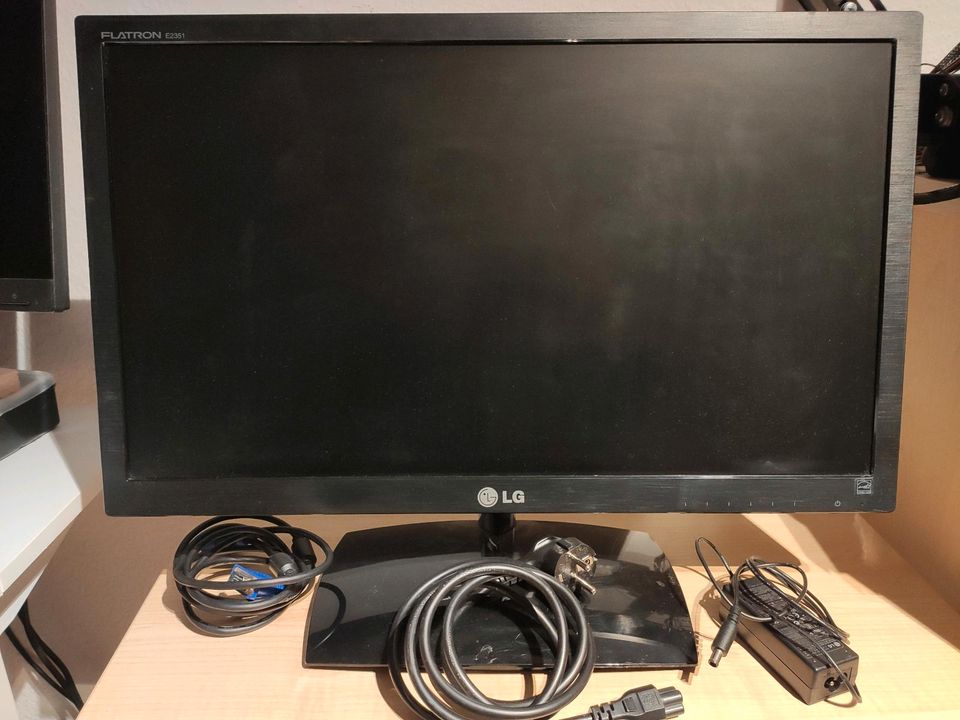 Monitor LG Flatron E2351T-BN, gebraucht in Berlin