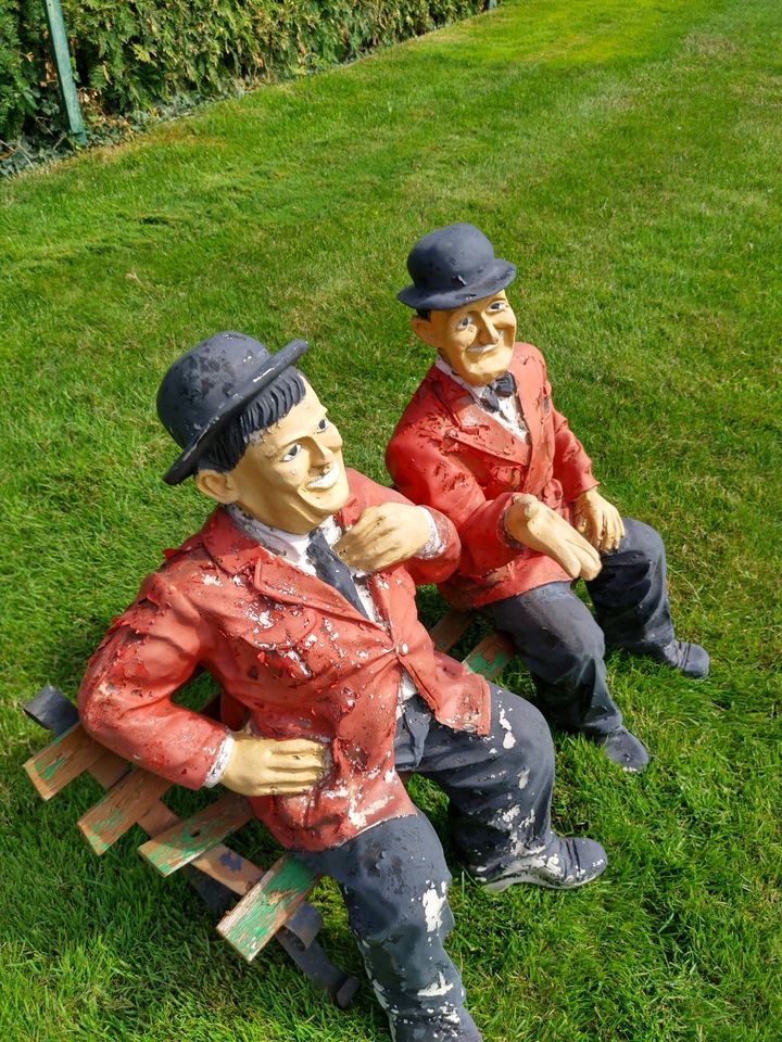 Dick und Doof auf der Gartenbank in Berlin