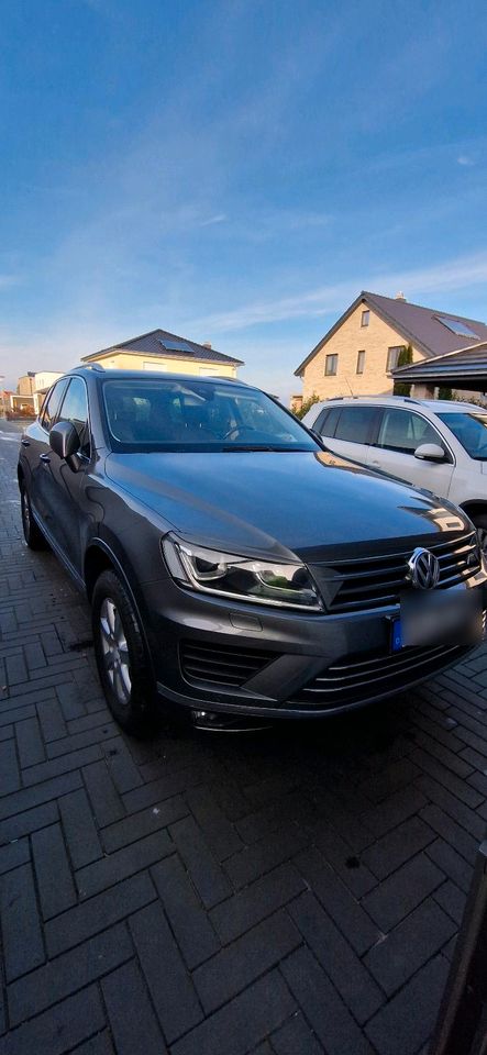 VW Touareg 3.0TDI , Leder, AHK, Standhei, 4Zonen Klima, MFL in Calberlah