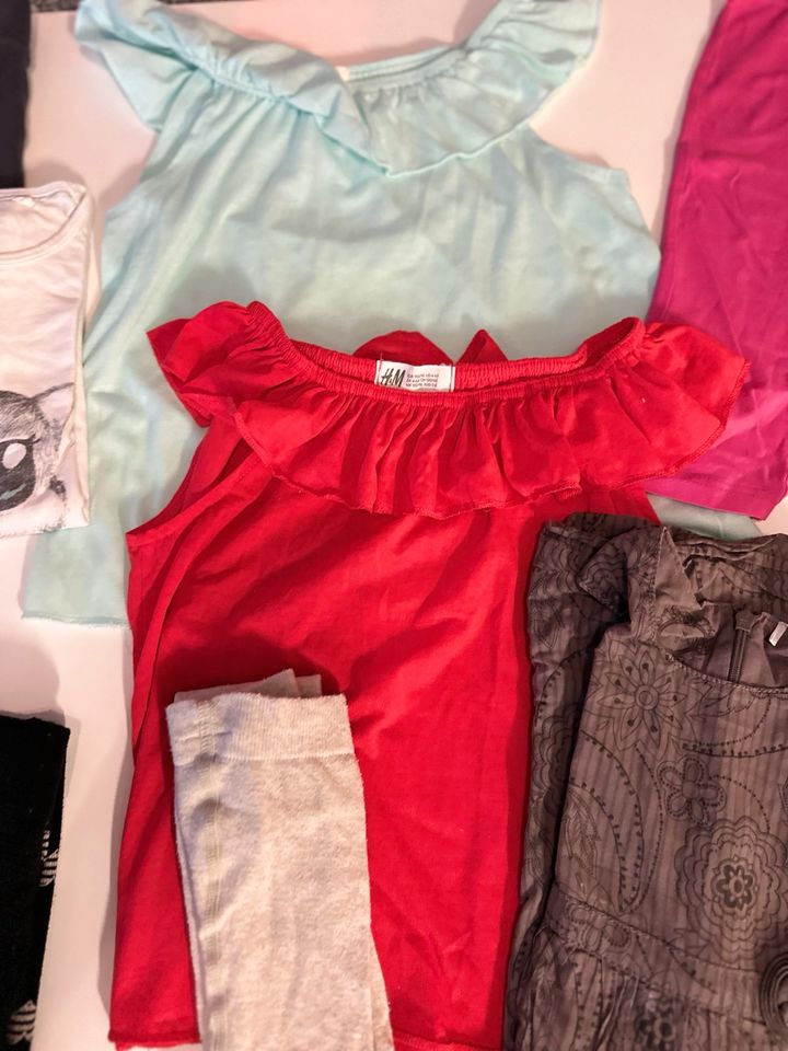 Mädchen Bekleidungspaket Gr.110-116 Leggings Tshirt Kleid H&M in Aßlar