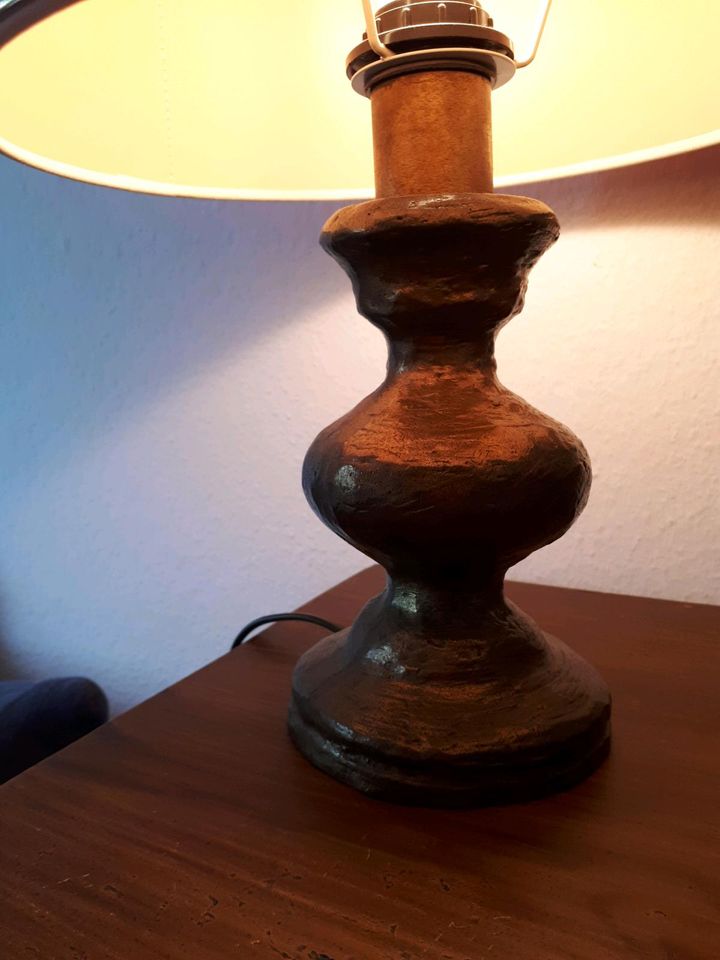 Antike Lampe mit Messingfuß in Aachen