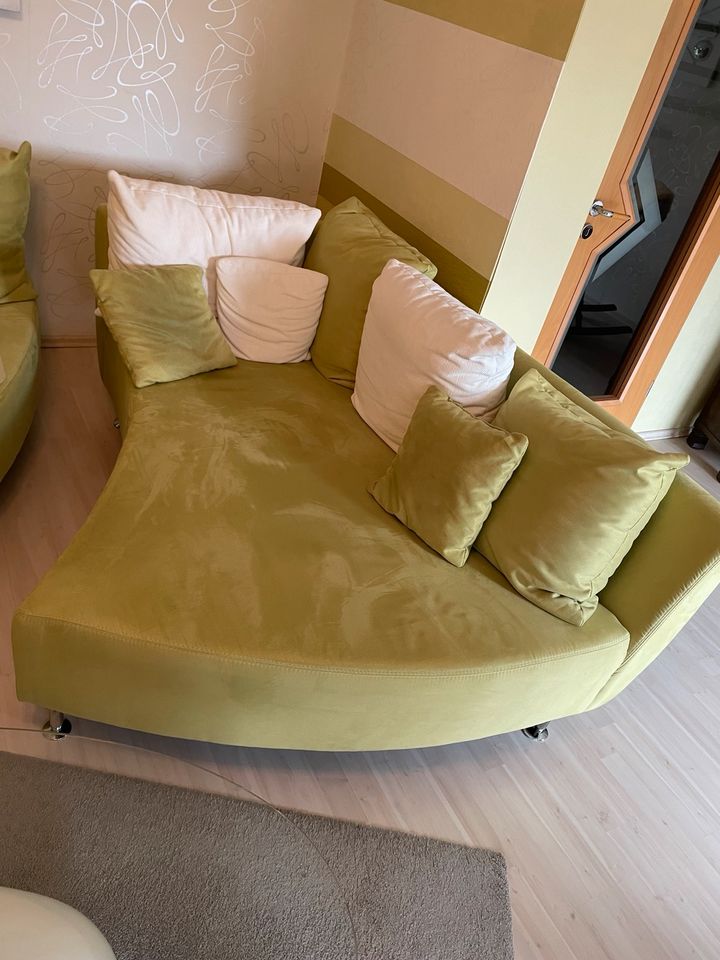 Sofa Grün mit Hocker / Bigsofa inkl. Kissen - Super Zustand in Hessisch Oldendorf