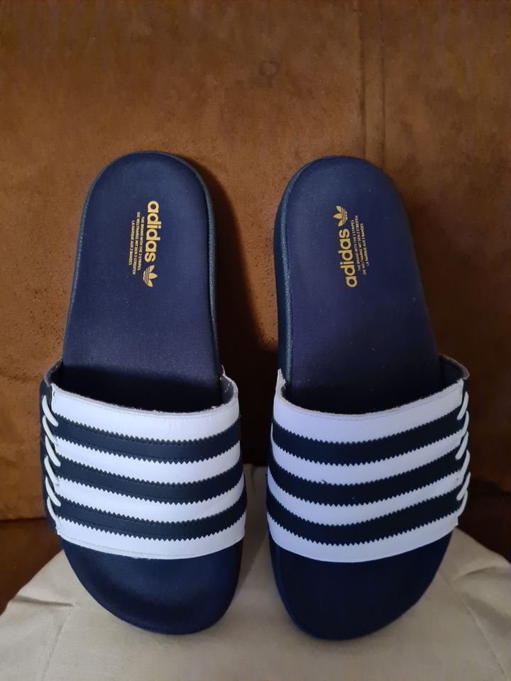 Original adidas Adiletten - NEU! - Gr. 42 - Leder-Lasche in Berlin