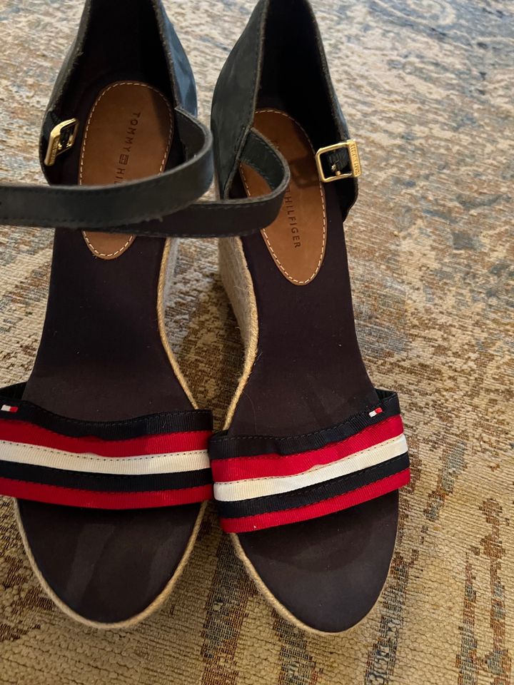 Tommy Hilfiger Weedges Pumps Sandalen Absatz in Bad Homburg