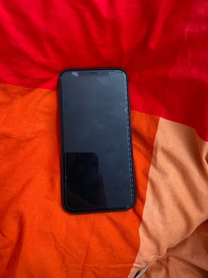 iPhone 11  mit zugehör in Wesseling