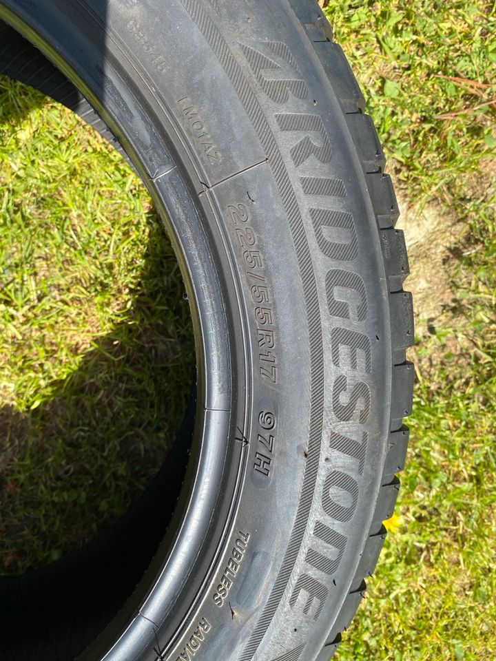 2 Winterreifen 225/55 R17 97H * RSC Bridgestone LM001 Blizzak in Vilsheim