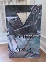 Bottega Veneta Tasche Tüte Geschenk Verpackung Marmor Grau Blau Hamburg-Nord - Hamburg Eppendorf Vorschau