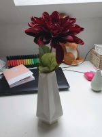 Weinrote Kunstblume mit weißer Vase Hessen - Weilmünster Vorschau