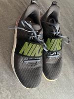 Nike Schuhe Sportschuhe Hallenschuhe Sneaker neuwertig Niedersachsen - Barendorf Vorschau