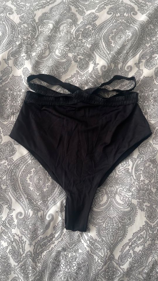 Bikinihose • high waist • schwarz • hochgeschnitten in Frankfurt am Main