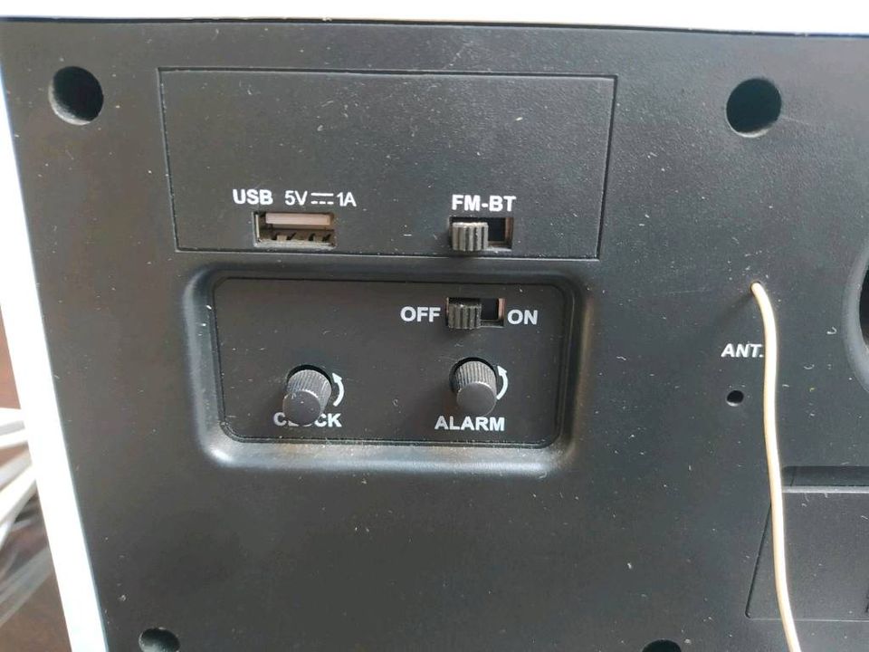 Tolles Victrola Radio Bluetooth Analog Uhr USB in Illertissen