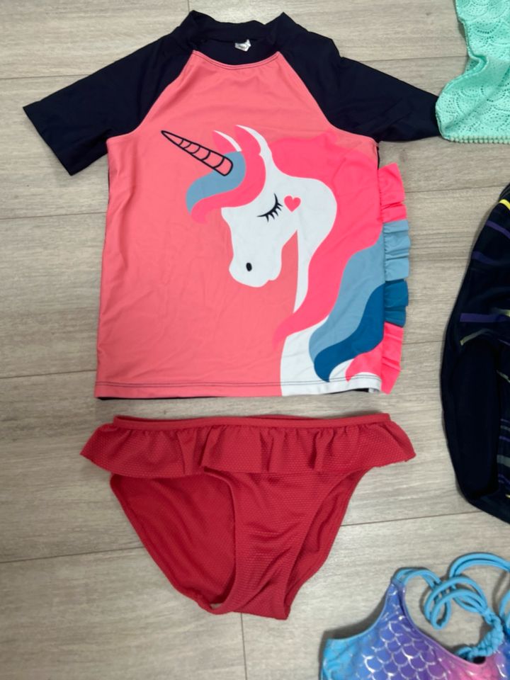 Badeanzüge, Bikini, UV-Shirt, Strandshirt 134/140 in Lage