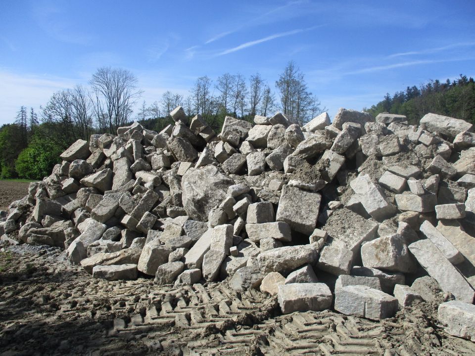 Granitmauersteine und Findlinge in Windorf