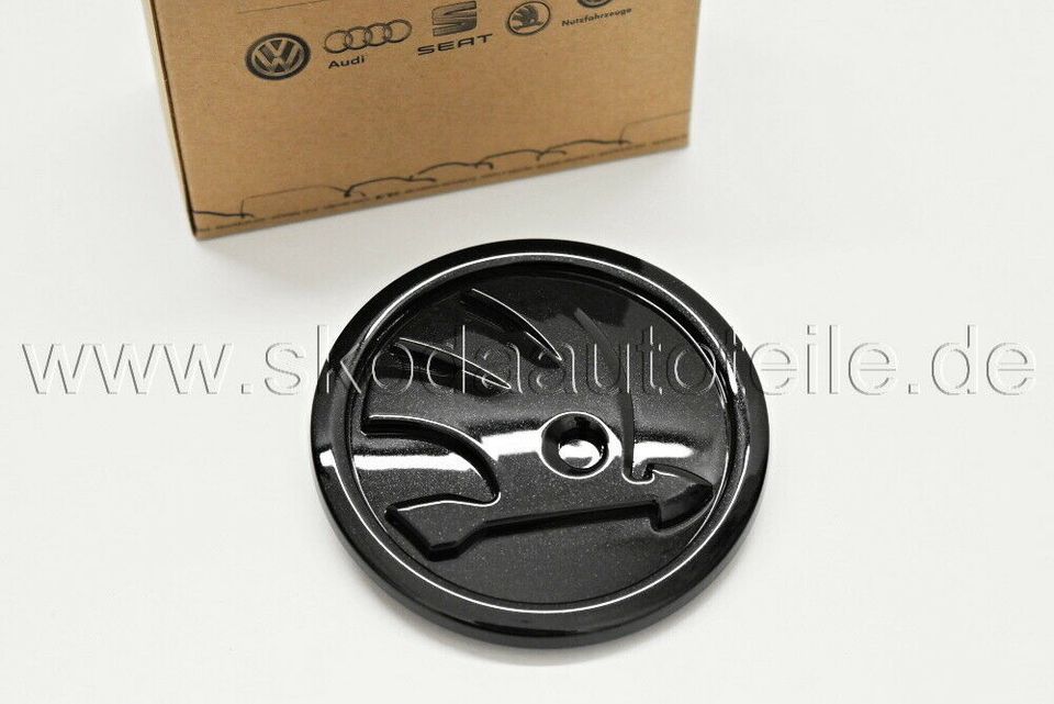 NEW SKODA Emblem Logo BLACK F9R - original - OCTAVIA 4  / 74€* in Würzburg