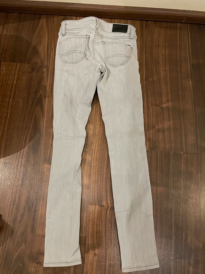 TOMMY HILFIGER Damen Jeans W26 L30 Skinny grau neuwertig in Hemmingen