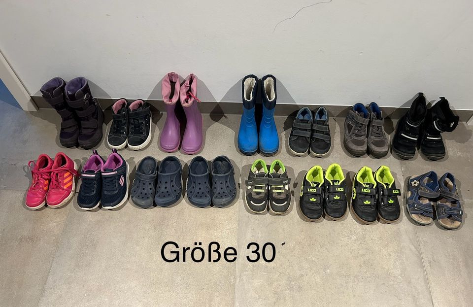 Winterschuhe Stiefel Sneaker Turnschuh Crocs Sandale 30 in Kleve