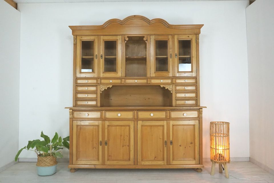 schönes Jugendstil Buffet in Weichholz, Landhaus Vitrine Küche in Centrum