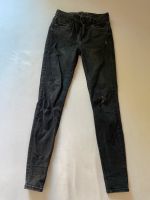 Schwarze Jeans von Bershka mit Löchern, Größe 36 München - Berg-am-Laim Vorschau