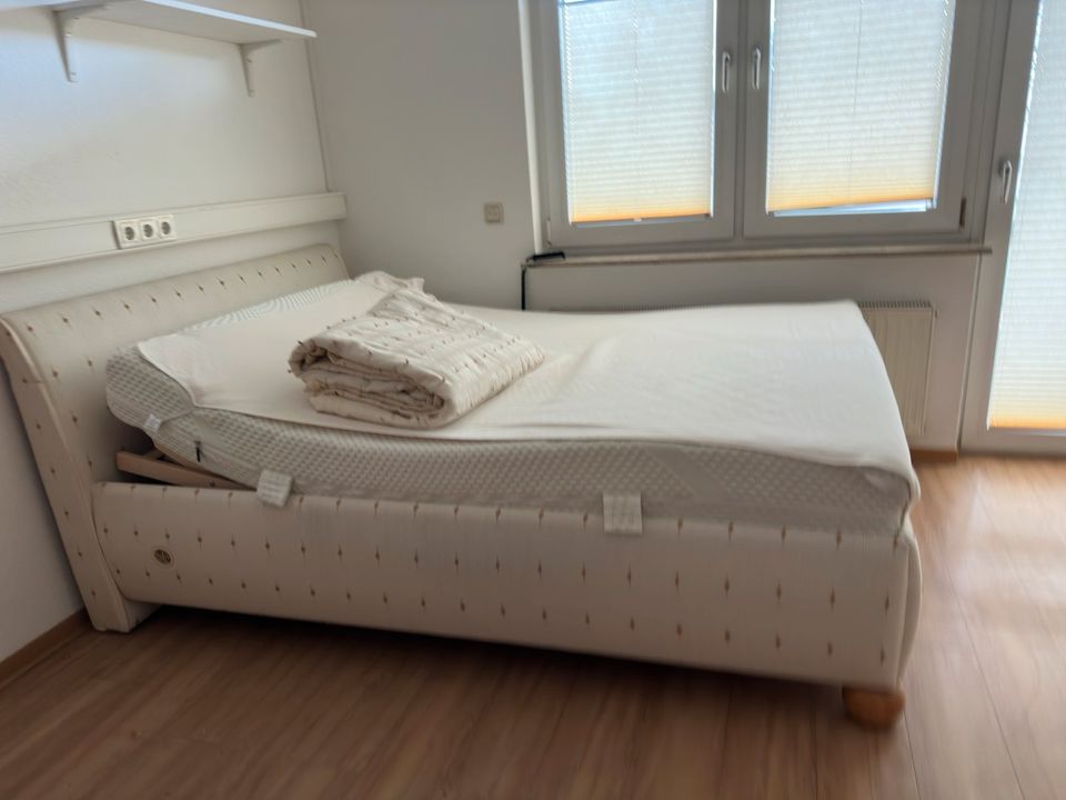 Großes Bett inkl  Matratze  höhenverstellbaren Lattenrost in Essen