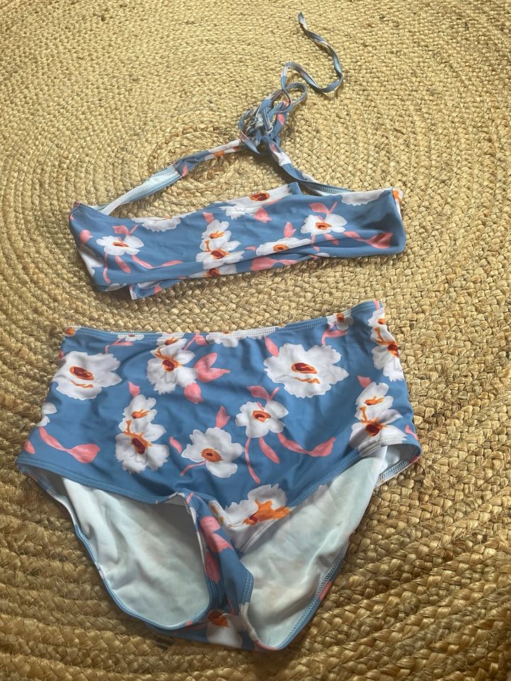 Bandeau Bikini mit Blumen und hochgeschnittenem Slip, L, in Hamburg