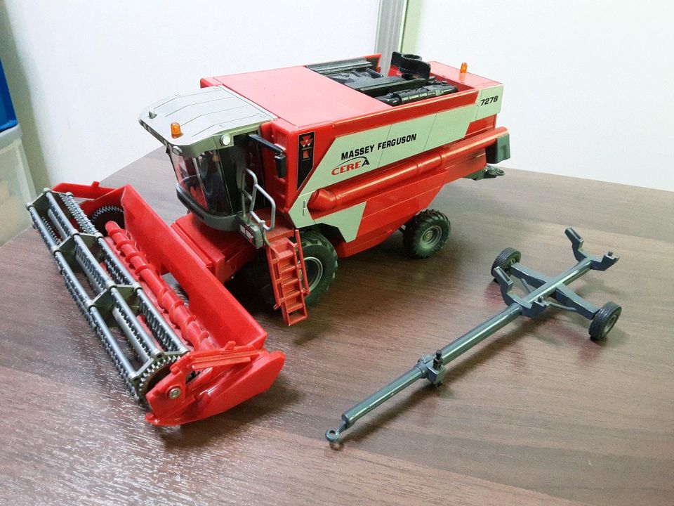 Siku Mähdrescher Massey Ferguson CEREA 1/32 gebraucht in Bochum