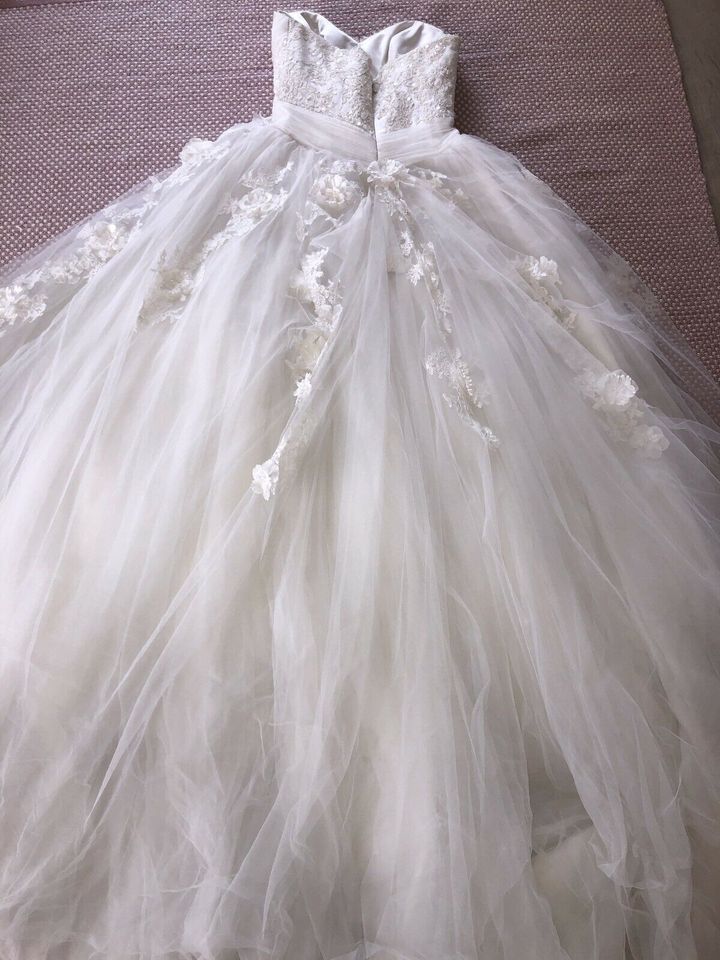 Brautkleid Tüll ivory Blumen Gr. 36 mit Schleppe trägerlos in Schloß Holte-Stukenbrock