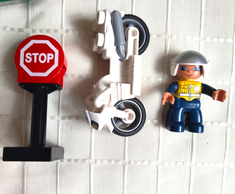 versch.Fahrzeuge-Polizeimotorrad m.Figur+Stopschild...-LEGO DUPLO in Dresden