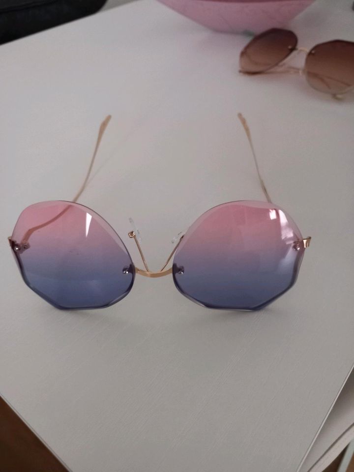 Moderne Sonnenbrille mit Goldrand, neupreis lag bei 39.90 NEU in Hamburg