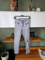 Zara Röhrenjeans Skinny mid rise hellgrau Löcher washed Nordrhein-Westfalen - Goch Vorschau