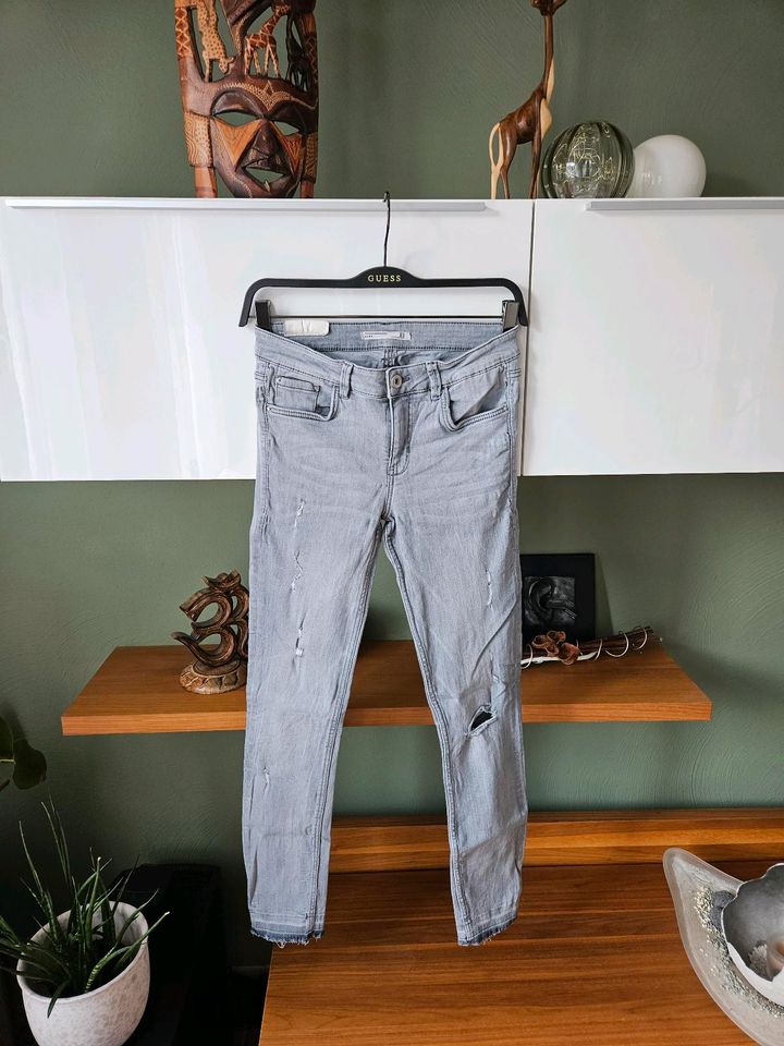 Zara Röhrenjeans Skinny mid rise hellgrau Löcher washed in Goch