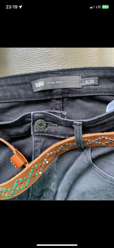 Levi’s s Hose Weiße T-Shirt Ledergürtel schwarz weiß braun metall in Gladbeck