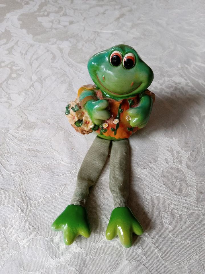 lustiger Kantenhocker Frosch mit Schlenkerfüßchen in Berlin